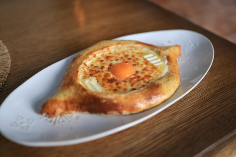Georgien Essen und Trinken: Die kulinarischen Highlights des Landes Georgien Essen und Trinken – Khachapuri-Käsebrot mit Ei